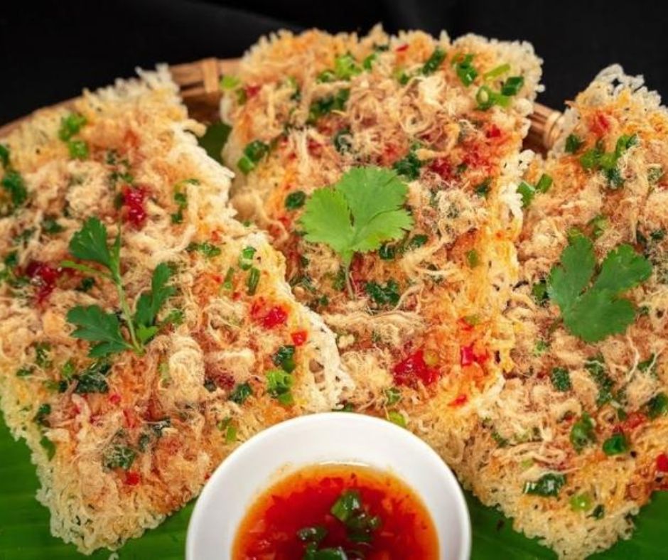 cơm cháy chả lụa cắt nhỏ